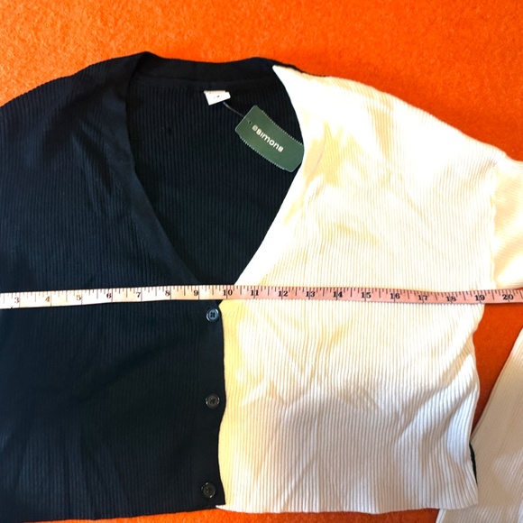 Black and white two-tone ribbed cropped V-neck soft cardigan NWT - Picture 6 of 8